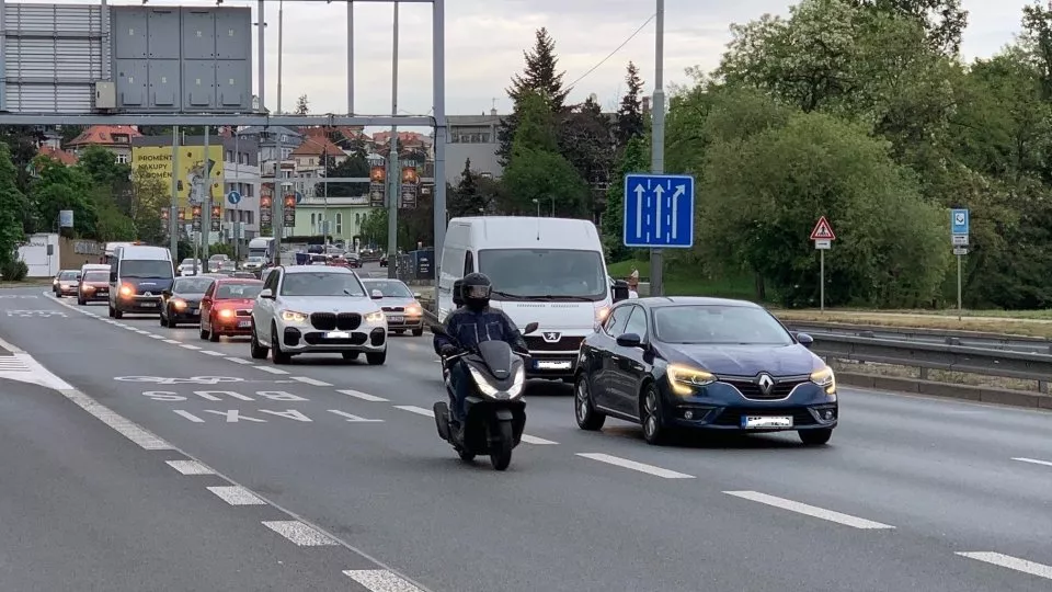 Jízda motocyklisty v buspruhu