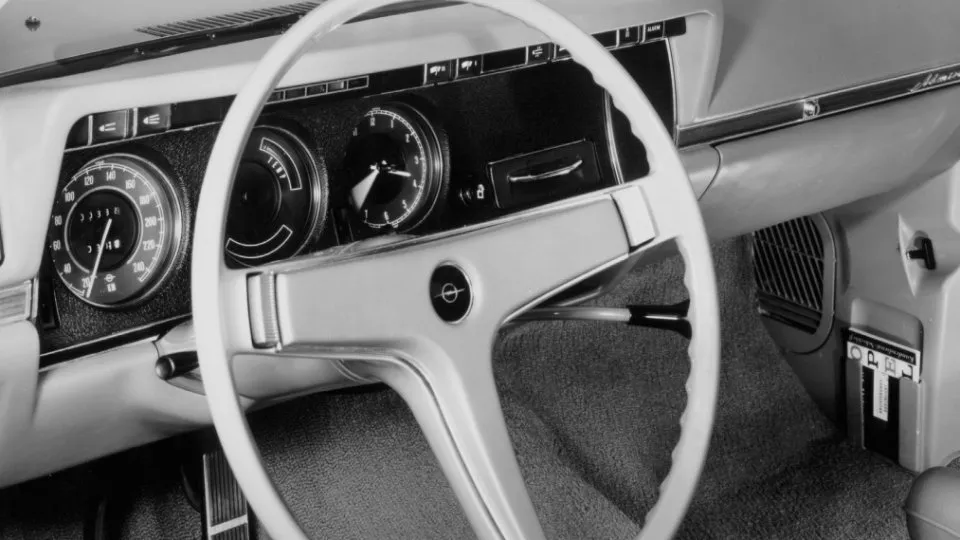 Opel Admiral interiér historie
