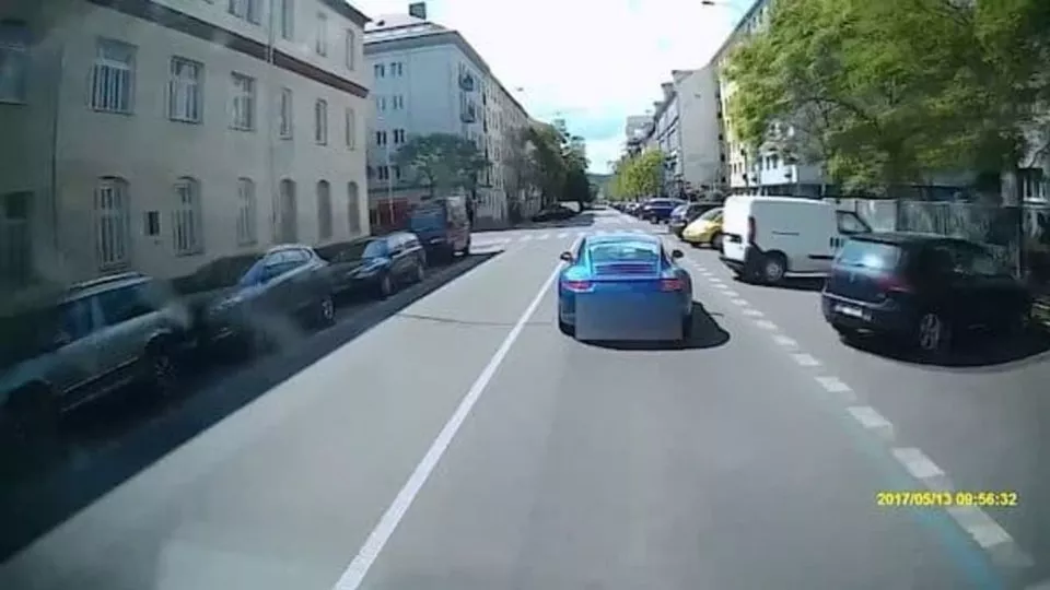 Hasiči, které měl vybrzdit řidič Porsche, prý lhal