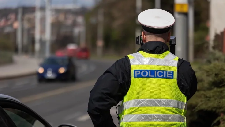 policie, měření rychlosti, policista