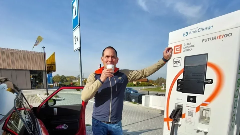 Dobíjení elektromobilu - káva