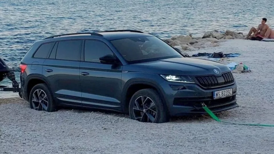 Škoda Kodiaq zapadla na pláži