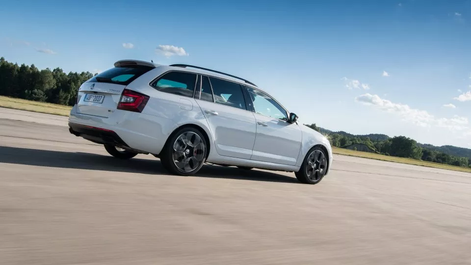 Škoda Octavia RS 245 jako bílý kombík.