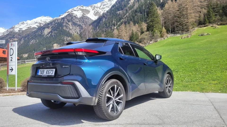 Toyota C-HR hybrid versus plug-in hybrid. Na dlouhých trasách je vítěz jednoznačný