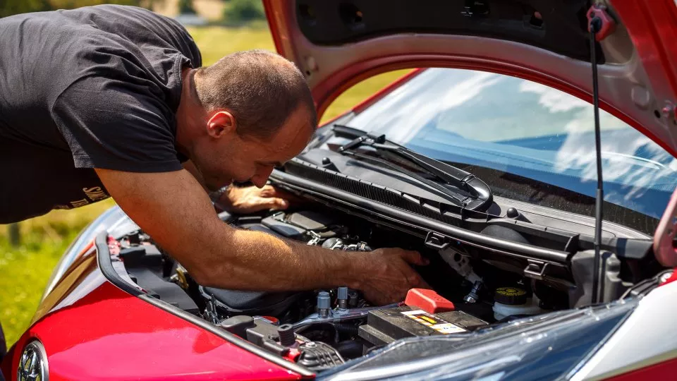 Tři zapalovací svíčky, pár litrů motorového oleje,