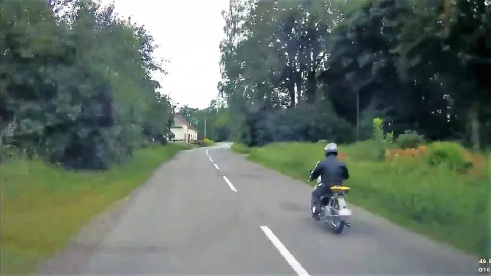 Motorkář blokoval sanitku jedoucí k pacientovi