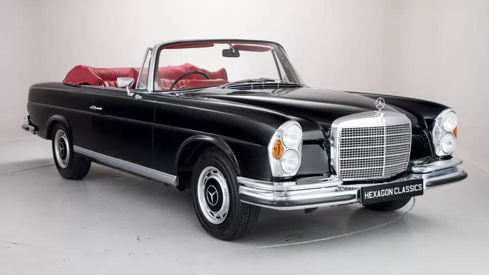 Vzácný Mercedes-Benz 280 SE kabriolet.