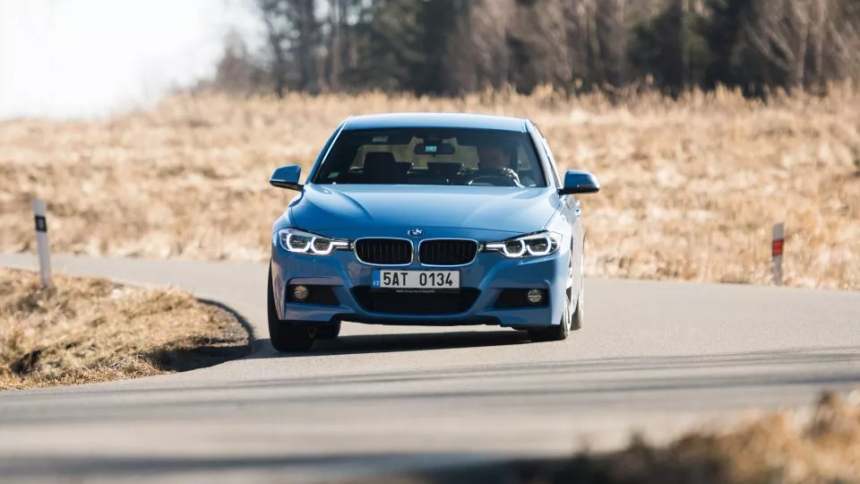 BMW 330i pohání navzdory názvu dvoulitr.