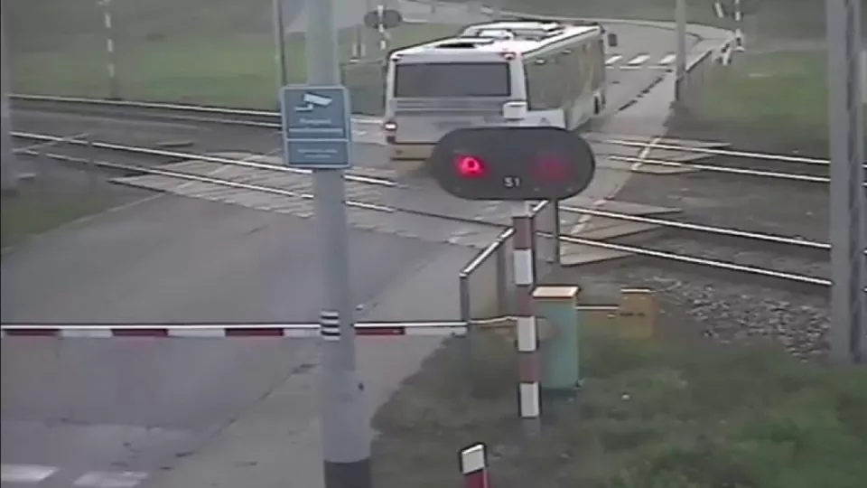 Polský autobusák vjel na přejezd a zůstal stát