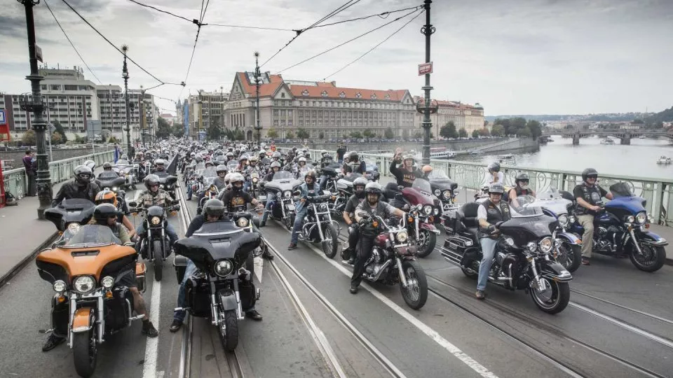 Harley-Davidson jízda Prahou