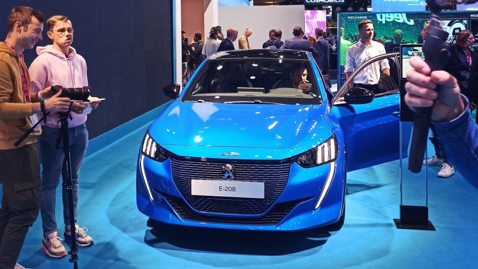 Peugeot E-208