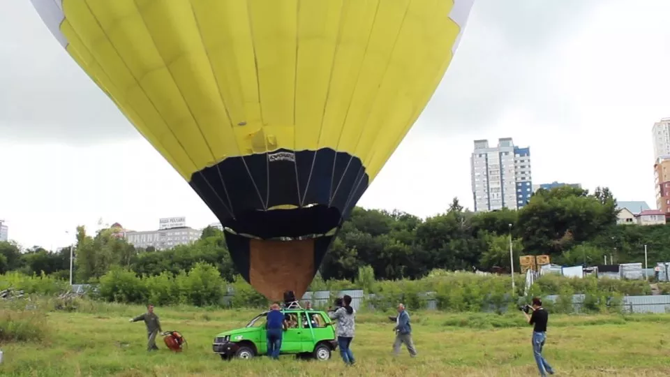 Létající auto? Stačí ho přidělat k balónu.