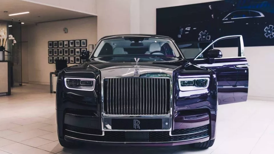 První Rolls-Royce Phantom už je na prodej. Fialový