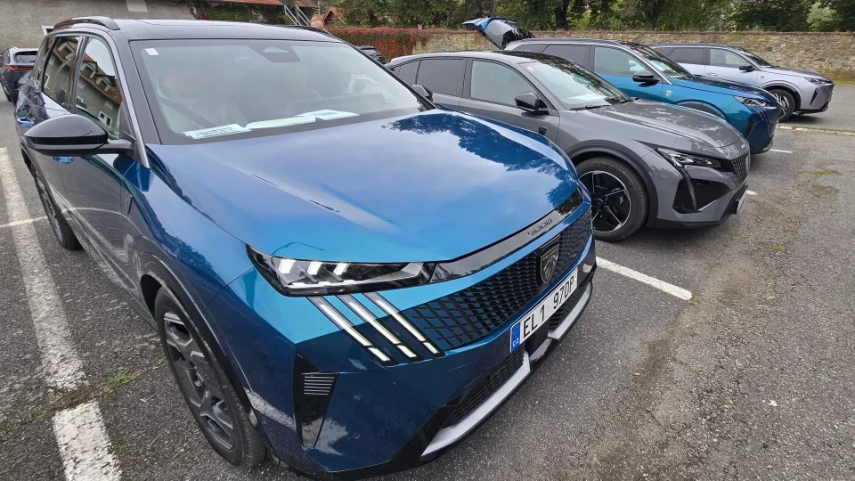 Peugeot 5008 a Peugeot e-408