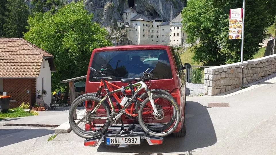 VW Multivan 6.1 a Predjama Castle Slovinsko