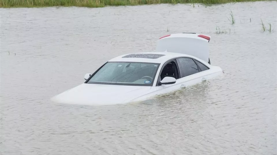 auto po povodni