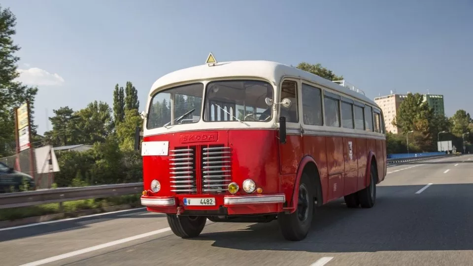 Škoda 706 RO (1947).