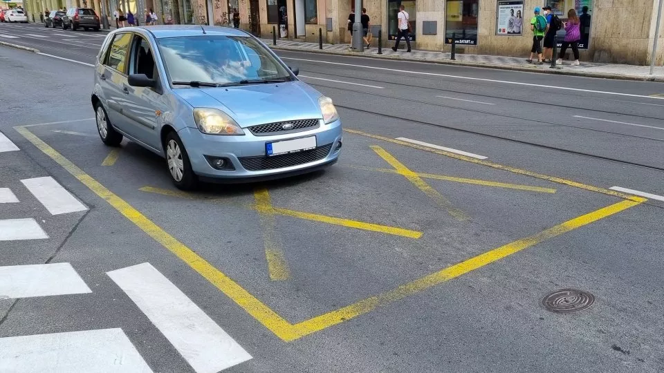 Zastavení vozu na značce V12b