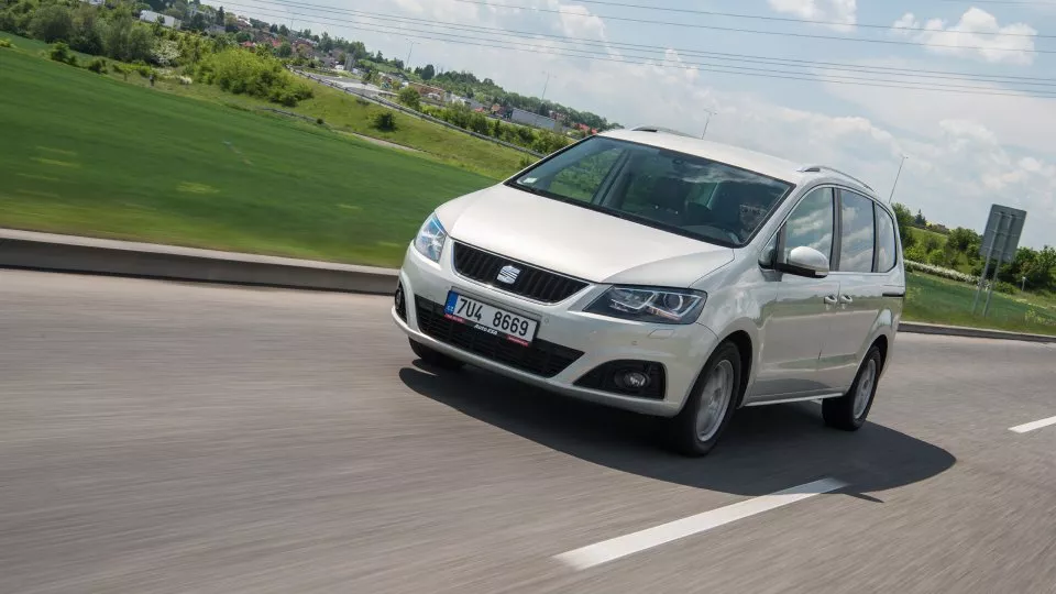 SEAT Alhambra z roku 2010.