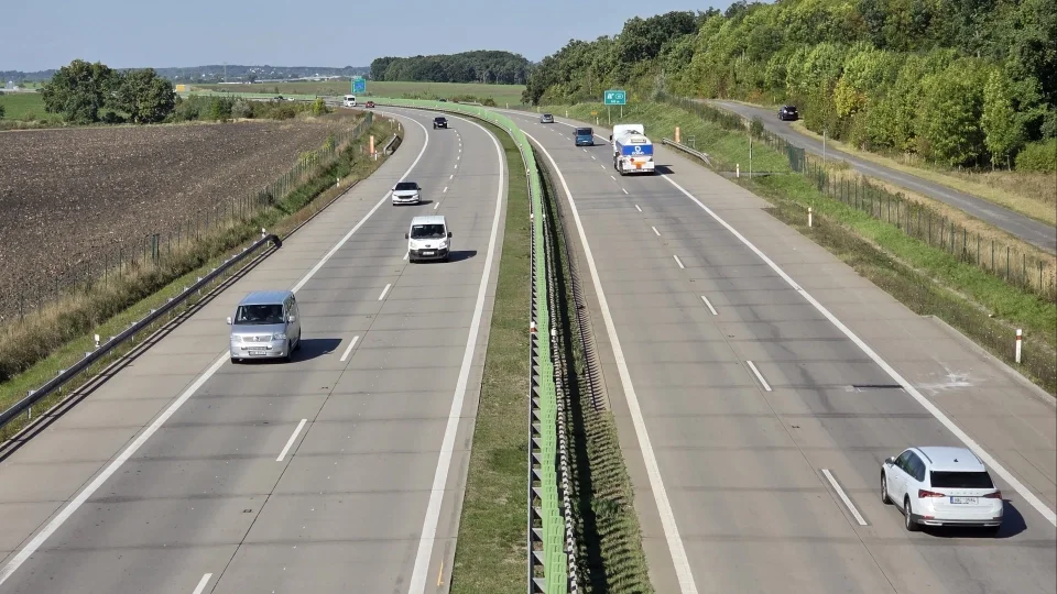 Kdysi roční za 400 Kč, od příštího roku za 2570 Kč. Podívejte se, jak se měnily ceny dálničních známek