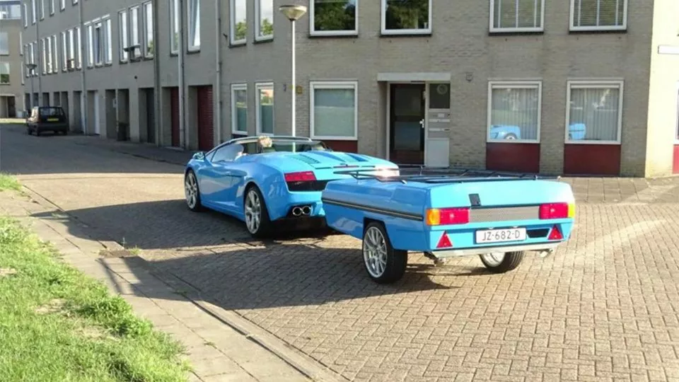 I za Lamborghini se dá připojit přívěs.