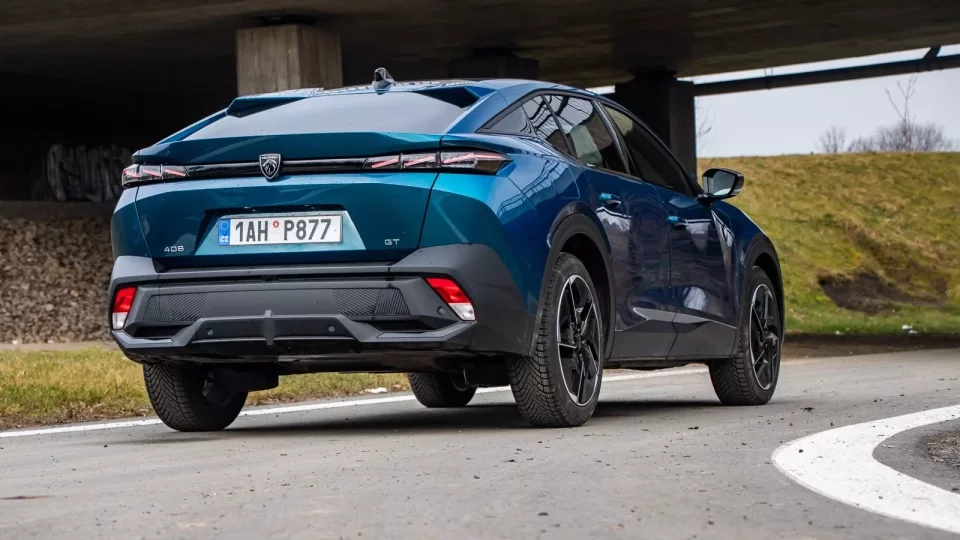 Test Peugeot 408 GT hybrid