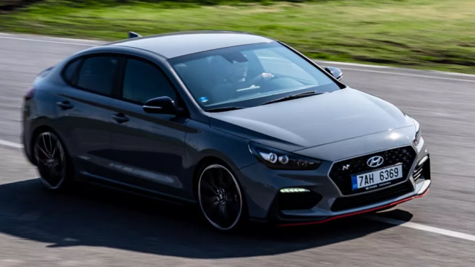 Nový Hyundai i30 Fastback N v akci na autodromu v