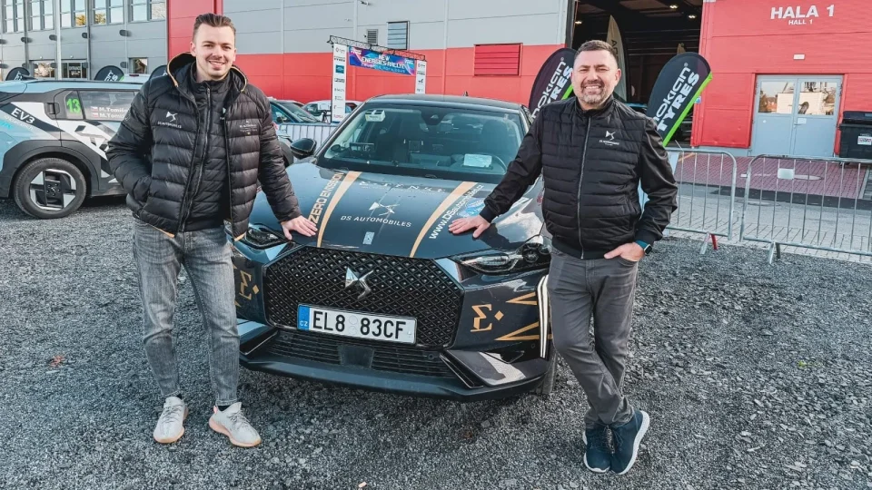 Defekt, mlha a drama až do konce. Naše posádka s DS3 E-Tense ukázala při ecoRally závodnické srdce