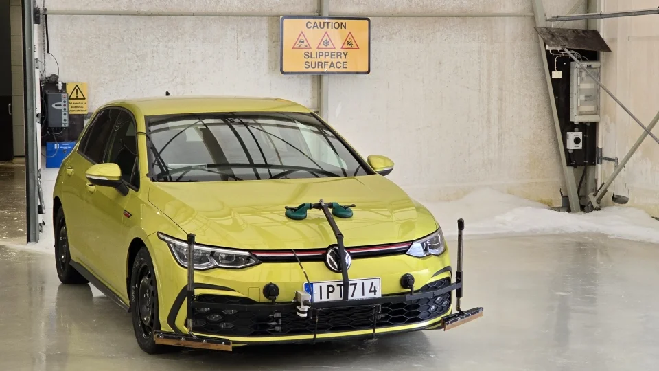 Nokian White Hell ledová hala VW Golf