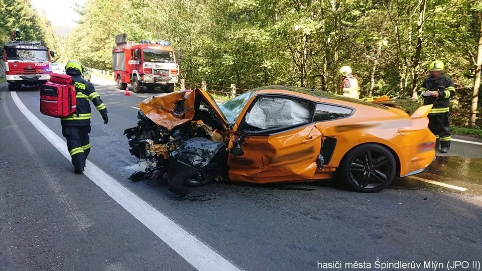 Nehoda Ford Mustang a Škoda Rapid