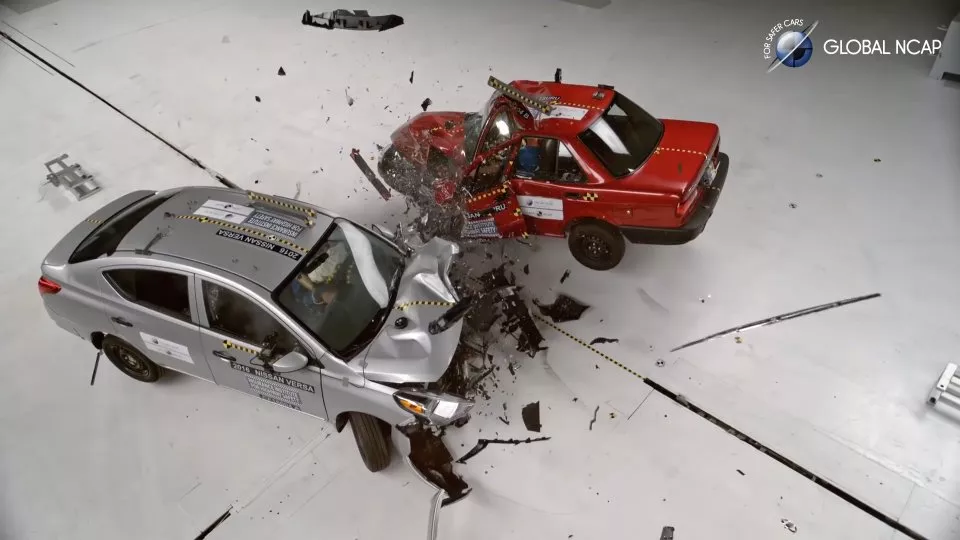 Crash test zastaralého a moderního auta má jasného