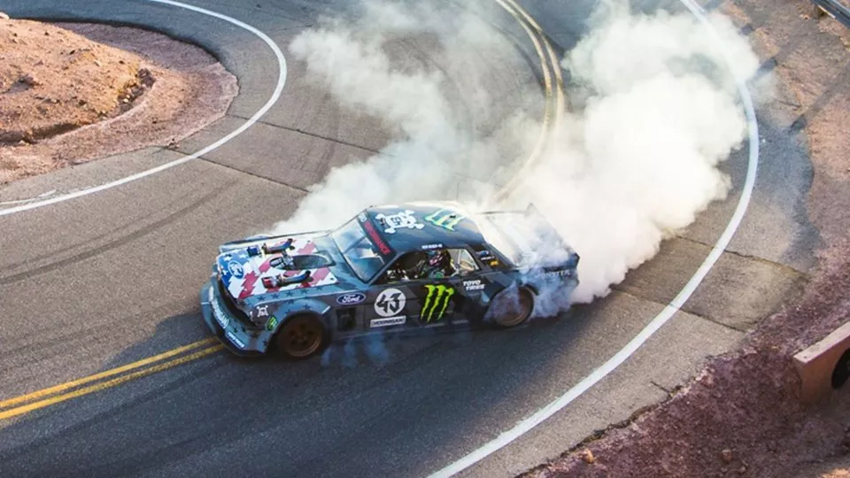 Ken Block v Mustangu