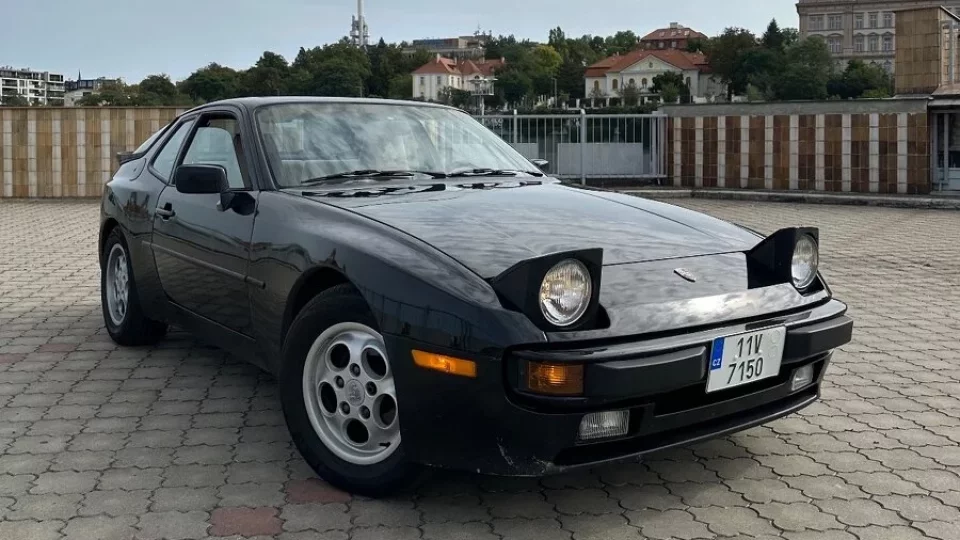 Porsche 944