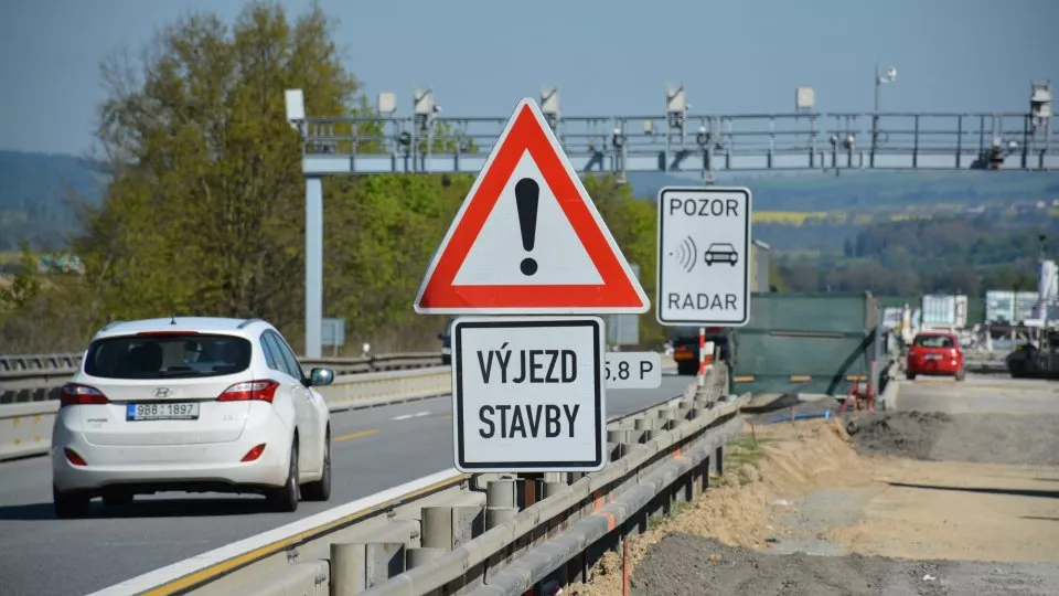 Velká SUV do levého pruhu v zúženích nepatří, varu