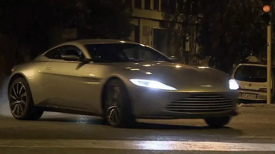 Aston Martin DB10 v bondovce
