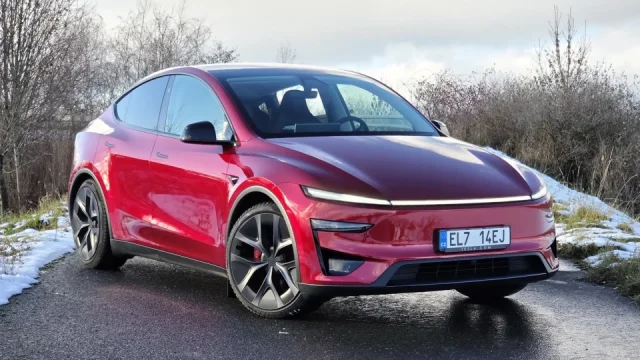 Česko schválilo nejnovější autonomní řízení Tesly. Největším problémem bylo fungování techniky