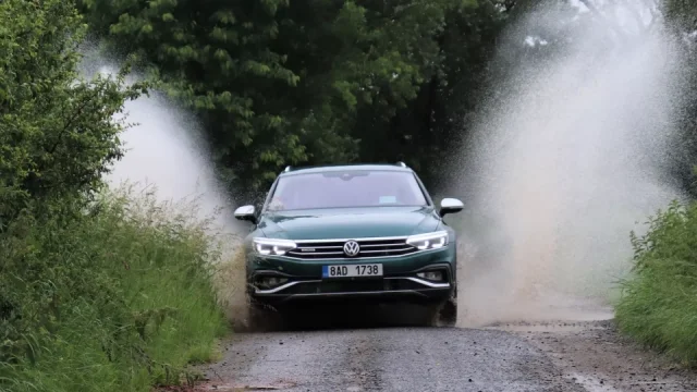 Za projetí louže hrozí pokuta až 5000 Kč. Když ale neušpiníte chodce, policie vám to může odpustit