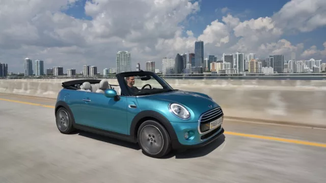 GALERIE: Prohlédněte si nové Mini Cabrio vedle starého