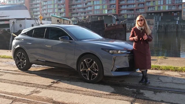 Je to designové auto, za kterým se lidé otáčí. Za svůj volant hledá hlavně inteligentní řidiče