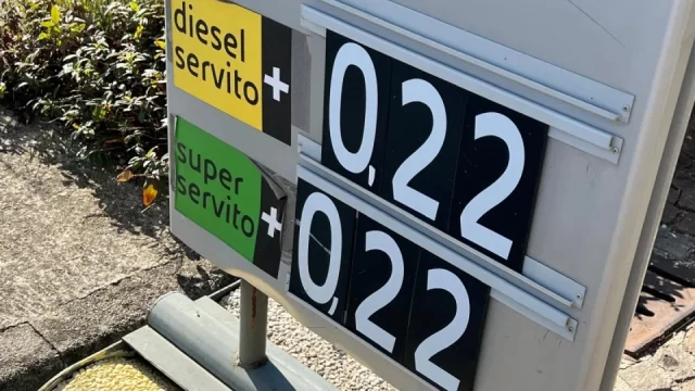 Zlomyslný trest pro každého, kdo si bude v Itálii tankovat sám. Ale pořád lepší než platit servito