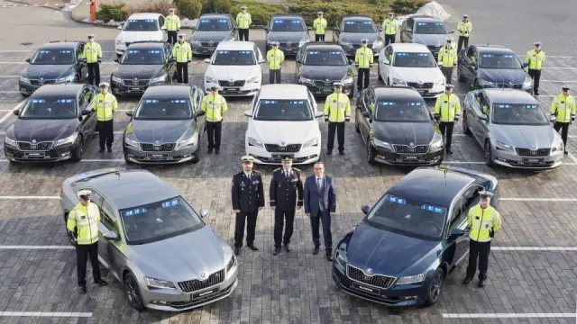 Škoda Auto dodá 38 automobilů pro Službu dopravní policie ČR. Předáno bylo prvních 19 vozů Škoda Superb.