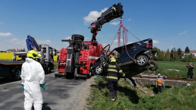 Na přehledném, ale málo značeném přejezdu se srazilo auto s vlakem. Zemřela mladá žena a dvě děti