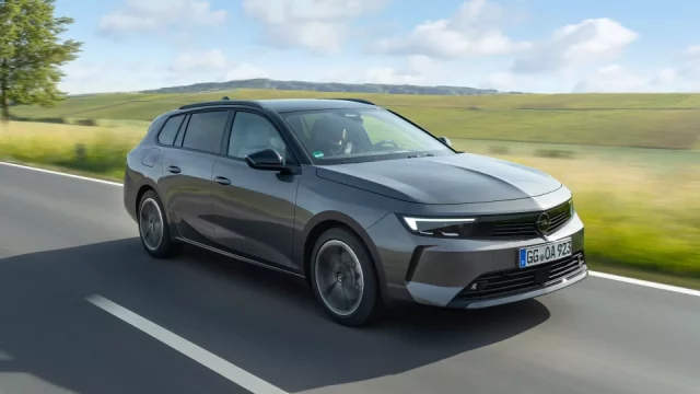 Opel zlevnil nejprodávanější modely až o 40 tisíc. Elektrické SUV se navíc dočkalo pohonu všech kol