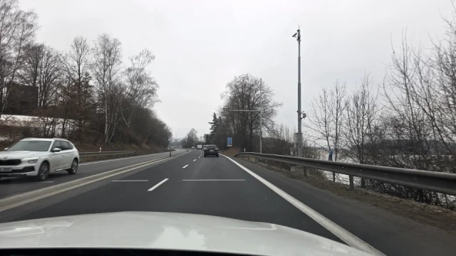 Došlápne si i na ty, kteří to nečekají. Město nedaleko Prahy má unikátní rychlostní kamery