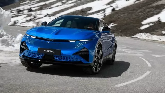 Největší a nejsilnější vůz značky Alpine míří na silnice. A390 prý není SUV, ale sportovní fastback