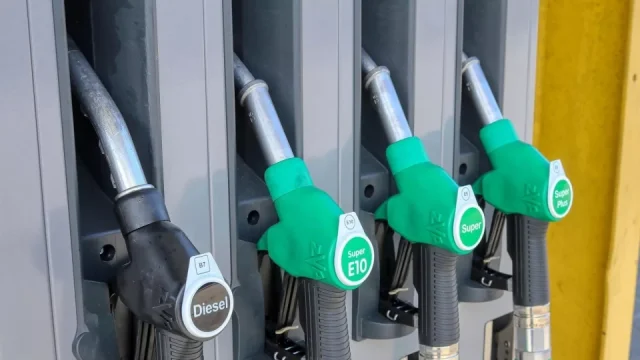 Dnes už netankujte, zítra bude nafta povinně levnější. Musíme prodávat pod cenou, tvrdí čerpačky
