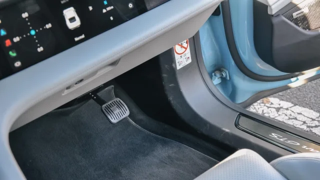 Řidičák lze v Česku získat i za volantem Porsche. Upravený Taycan má pedál pro instruktora