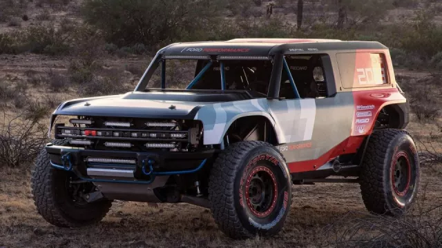 Slavný terénní kovboj z 60. let Ford Bronco se vrátí v závodní i sériové podobě. Bude to drsňák!