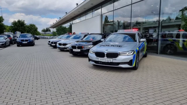 Policejní auta umí něco, co řidiči často netuší. V bezpečí nejsou ani v protisměru
