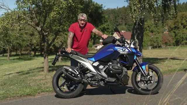 Sršeň krotil na okreskách lehkou stíhačku od BMW. Stovku pokoří za tři a čtvrt sekundy
